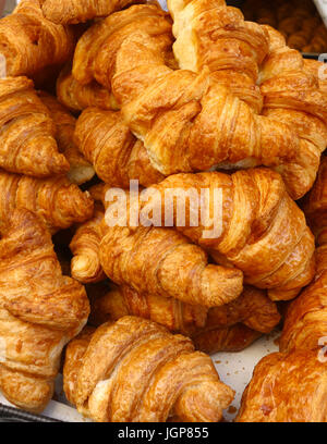 Un cluster di pane appena sfornato, croissant francesi per celebrazioni per il giorno della Bastiglia durante il NYC street fair Foto Stock