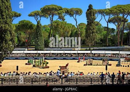 Piazza di Siena in Villa Borghese durante una horse show jumping. Roma, Italia. Foto Stock