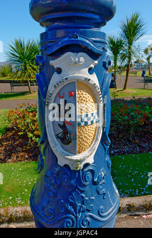 Lampada posta in Rothesay, Isola di Buter Scozia, mostrando il Royal Burgh Stemma Foto Stock