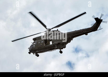 Royal Air Force XW209 Westland Puma elicottero con equipaggio sventolando regno unito Foto Stock