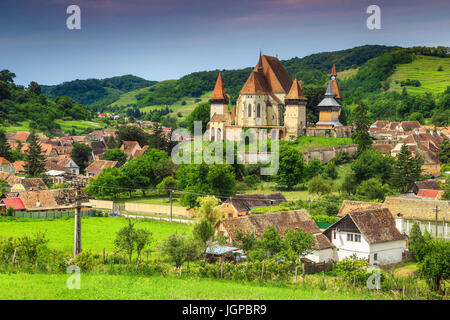 Favoloso sassone chiesa fortificata nel miglior Transilvania villaggio turistico vicino a Sibiu, Biertan, Transilvania, Romania, Europa Foto Stock