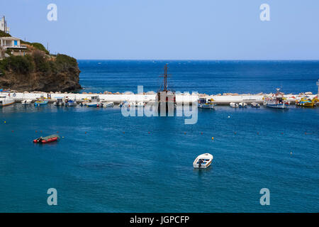 Navi e barche nel porto di mare di Bali all'isola di Creta in Grecia Foto Stock