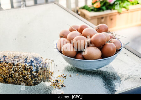Una ciotola di marrone uova appena raccolti da una famiglia casa di pollo Foto Stock