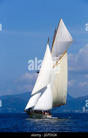 Lussuosa nave a vela goletta yacht crociere nell'Isola di Phuket, Phuket, Tailandia durante l'Asian Superyacht Rendezvous. Queste barche a vela hanno due o mor Foto Stock