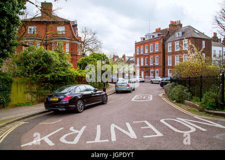 Regno Unito Londra - 08 Aprile 2015: fila di inglese tipiche case a schiera in Hampstead, Londra Foto Stock