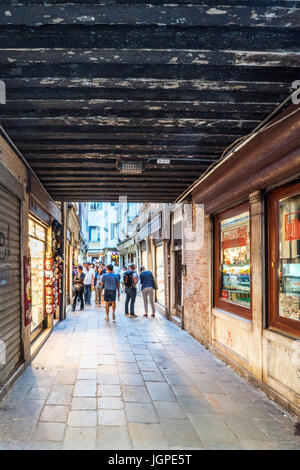 Venezia, Veneto, Italia. 21 maggio 2017: piccola galleria con negozi in strada denominata 'dei Boteri' Foto Stock