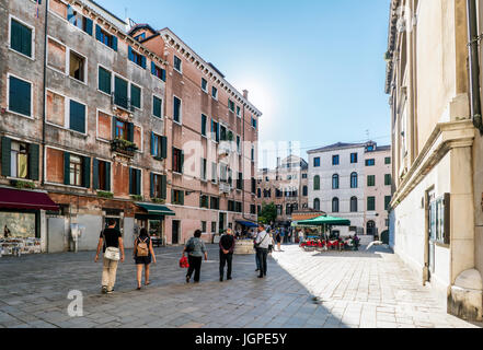 Venezia, Veneto, Italia. 21 maggio 2017: persone che camminano nella piazza chiamata " Campo San Cassiano' Foto Stock