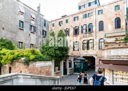 Venezia, Veneto, Italia. 21 maggio 2017: piccolo quadrato nella parte più antica della città Foto Stock