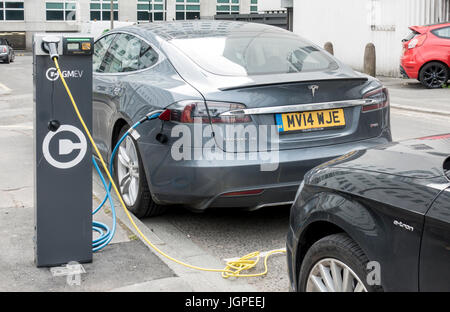 Le automobili elettriche di ricarica in Manchester City Centre Foto Stock