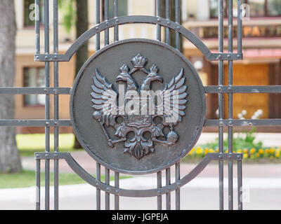 Il russo lo stemma di recinzione in ferro nell'ufficio della procura di Nizhniy Novgorod Foto Stock