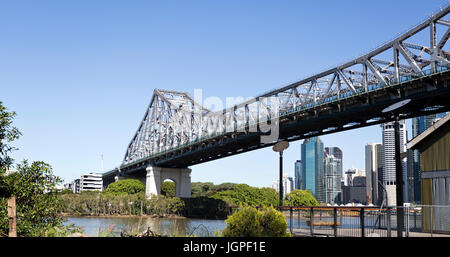Il Ponte Story è il più lungo ponte a sbalzo in Australia e copre 777 m oltre il Fiume Brisbane. Vista verso sud in atterraggio a Kangaroo poi Foto Stock