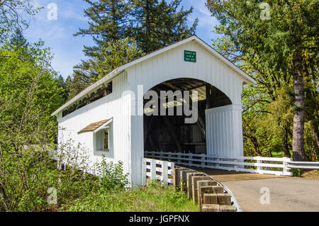 Caparra coperto ponte attraversa il fiume Mohawk vicino Marcola, Oregon Foto Stock