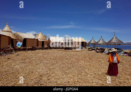 21ST DICEMBRE 2016, Puno, Perù - una donna indigena al suo villaggio su isole galleggianti sul lago Titicaca Foto Stock