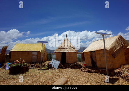 Capanne Reed alimentato da energia solare su isole galleggianti sul lago Titicaca Foto Stock