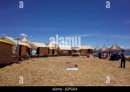 21ST DICEMBRE 2016, Puno, Perù - I turisti si mescolano con popoli indigeni locali su isole galleggianti sul lago Titicaca Foto Stock