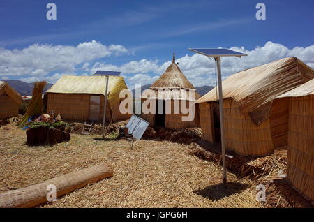 Capanne Reed alimentato da energia solare su isole galleggianti sul lago Titicaca Foto Stock