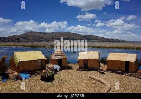 Capanne Reed alimentato da energia solare su isole galleggianti sul lago Titicaca Foto Stock