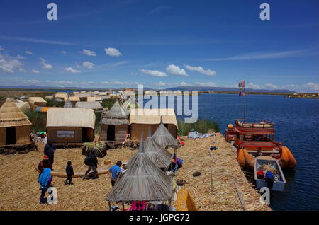 21ST DICEMBRE 2016, Puno, Perù - indigeni al loro villaggio su isole galleggianti sul lago Titicaca Foto Stock