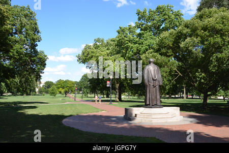 COLUMBUS, OH - 25 giugno: una statua del passato presidente William Oxley Thompson si affaccia l'ovale in Ohio State University a Columbus, Ohio, 25 Giugno 20 Foto Stock