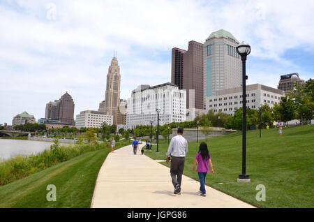 COLUMBUS, OH - 28 giugno: Walkers sul Scioto Mile nel centro di Columbus, Ohio sono mostrati il 28 giugno 2017. Foto Stock