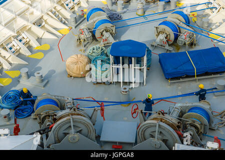 I membri dell'equipaggio tirare le funi che fissano la nave di crociera visione del mare al molo a Costa Maya, Messico Foto Stock