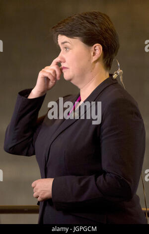 I risultati di Edimburgo di elettori sono contati nel Meadowbank Stadium per il 2017 elezione generale. Dotato di: Ruth Davidson dove: Edimburgo, Regno Unito quando: 08 giu 2017 Credit: Euan ciliegio/WENN.com Foto Stock