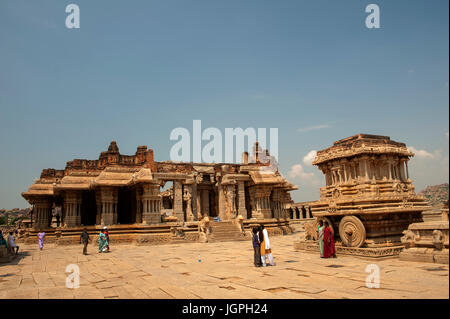 Vijaya Vittala Tempio con carro di pietra sulla destra, Hampi, Karnataka, India Foto Stock