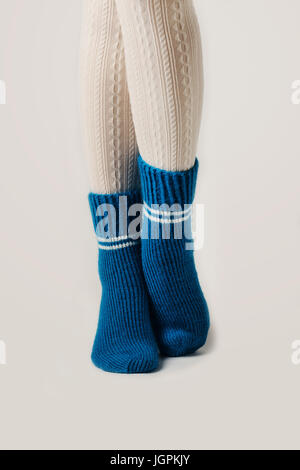 Gambe femmina in calze bianche e blu Calze a maglia. Foto Stock