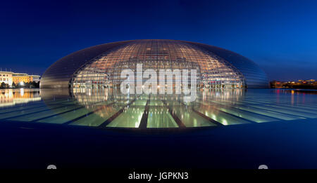 La China National Opera House, Dongzhong Street, Pechino, Cina durante le ore di colore blu Foto Stock