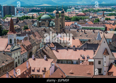 Città Vecchia con la Chiesa riformata e ortodossi la Santa Trinità visto dalla cattedrale luterana di santa Maria nella città di Sibiu, Romania Foto Stock