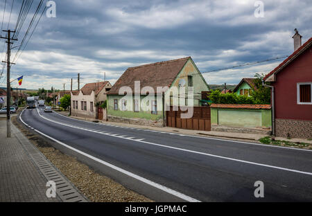 Riga sassone tradizionali case in stile lungo la strada principale che conduce a Miercurea Sibiului città della contea di Sibiu in Transilvania meridionale, Romania Foto Stock