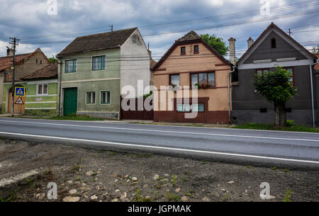 Riga sassone tradizionali case in stile lungo la strada principale che conduce a Miercurea Sibiului città della contea di Sibiu in Transilvania meridionale, Romania Foto Stock