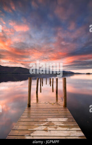 In un invaso jetty in Derwent Water, Lake District, Inghilterra. Fotografato al tramonto. Foto Stock