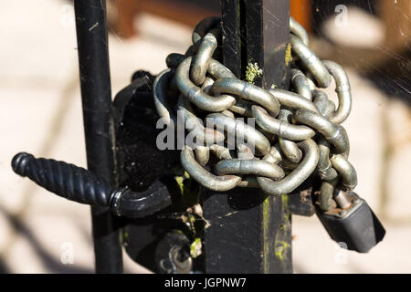 Catena e un lucchetto a cancelli. Cambridge Inghilterra REGNO UNITO Foto Stock