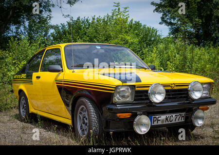 Enzwaihingen, Germania. 9 lug 2017. i dieci anni di riunione della oldtimerfreunde enzweihinge e.v. ha avuto luogo oggi in enzwaihingen, vicino alla città di Stoccarda. L'incontro ha visto la partecipazione di quasi tutti i membri del club insieme con loro più bei ed oggetti preziosi. Da una bicicletta costruita nel 1897 per i primi modelli di autovettura che servivano al trasporto merci. Credito: adochitei cristian/alamy live news Foto Stock