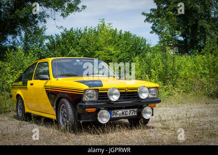 Enzwaihingen, Germania. 9 lug 2017. i dieci anni di riunione della oldtimerfreunde enzweihinge e.v. ha avuto luogo oggi in enzwaihingen, vicino alla città di Stoccarda. L'incontro ha visto la partecipazione di quasi tutti i membri del club insieme con loro più bei ed oggetti preziosi. Da una bicicletta costruita nel 1897 per i primi modelli di autovettura che servivano al trasporto merci. Credito: adochitei cristian/alamy live news Foto Stock