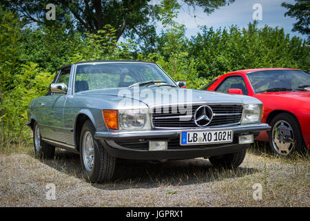 Enzwaihingen, Germania. 9 lug 2017. i dieci anni di riunione della oldtimerfreunde enzweihinge e.v. ha avuto luogo oggi in enzwaihingen, vicino alla città di Stoccarda. L'incontro ha visto la partecipazione di quasi tutti i membri del club insieme con loro più bei ed oggetti preziosi. Da una bicicletta costruita nel 1897 per i primi modelli di autovettura che servivano al trasporto merci. Credito: adochitei cristian/alamy live news Foto Stock