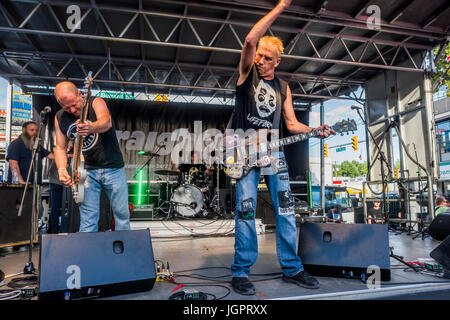 Il leggendario gruppo rock punk rock D.O.A il Khatsahlano Street Party, Kitsilano, Vancouver, British Columbia, Canada. Foto Stock