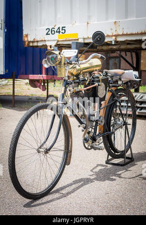 Enzwaihingen, Germania. 9 lug 2017. i dieci anni di riunione della oldtimerfreunde enzweihinge e.v. ha avuto luogo oggi in enzwaihingen, vicino alla città di Stoccarda. L'incontro ha visto la partecipazione di quasi tutti i membri del club insieme con loro più bei ed oggetti preziosi. Da una bicicletta costruita nel 1897 per i primi modelli di autovettura che servivano al trasporto merci. Credito: adochitei cristian/alamy live news Foto Stock