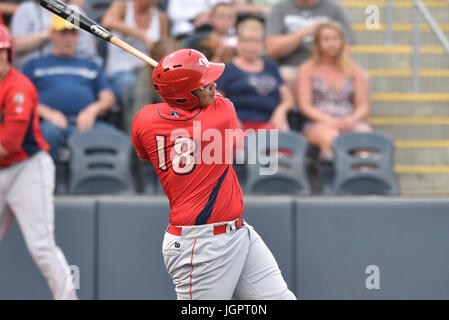 Morgantown, West Virginia, USA. 3 Luglio, 2017. Williamsport Crosscutters diritto fielder JHAILYN ORTIZ (18) pipistrelli durante il mese di luglio 3, 2017 Nuovo York-Penn partita del campionato a Monongalia County Ballpark in Morgantown WV. Credito: Ken Inness/ZUMA filo/Alamy Live News Foto Stock