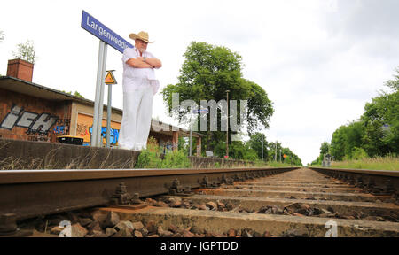 Langenweddingen, Germania. Il 25 giugno, 2017. Hans Guenter Bodewell, fotografato alla stazione di Langenweddingen, Germania, 25 giugno 2017. Il 6 luglio 1967, un serbatoio autocarro riempito con 15.000 litri di benzina è stato colpito da un treno passeggeri in corrispondenza di un incrocio ferroviario ed esplose. A causa di un errore umano, la barriera è stato chiuso solo un terzo. Bodewell, quindi 17 anni, è saltato fuori del treno di masterizzazione. Foto: Peter Gercke/dpa-Zentralbild/picture alliance/dpa/Alamy Live News Foto Stock