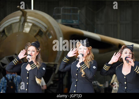 Spettacolo aereo "Flying Legends" a Duxford. Manhattan Dolls che canta davanti a un bombardiere Handley Page Victor Foto Stock