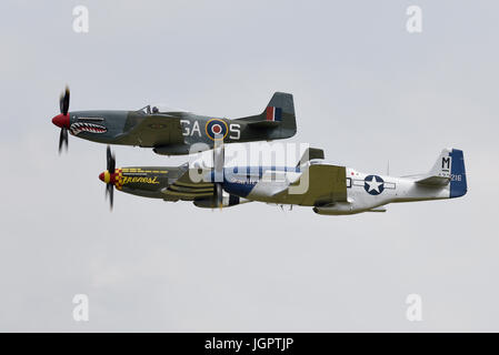 Spettacolo aereo "Flying Legends" a Duxford. Il team di Horsemen dei P-51 Mustang Foto Stock