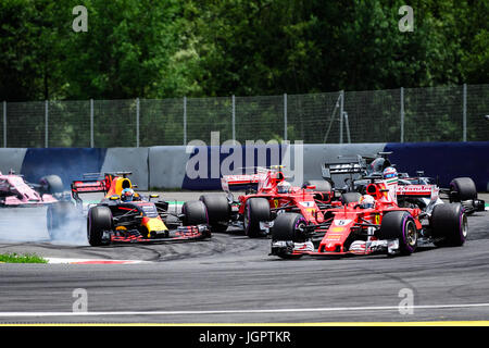 Spielberg, Austria. 09 Luglio, 2017. (L) Red Bull driver australiano Daniel Ricciardo, Ferrari il pilota finlandese Kimi Raikkonen, Hass' pilota francese Romain Grosjean e Ferrari il pilota tedesco Sebastian Vettel competere a sua volta 2 austriache della Grand Prix gara al Red Bull Ring in Spielberg, in Austria il 9 luglio 2017. Credito: Jure Makovec/Alamy Live News Foto Stock