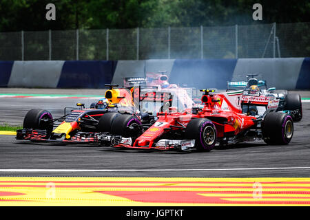 Spielberg, Austria. 09 Luglio, 2017. Red Bull driver australiano Daniel Ricciardo (L) supera Ferrari il pilota finlandese Kimi Raikkonen durante la F1 Austrian Grand Prix gara al Red Bull Ring in Spielberg, in Austria il 9 luglio 2017. Credito: Jure Makovec/Alamy Live News Foto Stock