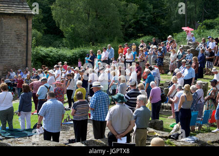 Grindleford Derbyshire, Regno Unito. 9 Luglio, 2017. Centinaia di fedeli provenienti dalla diocesi di Hallam e Nottingham assistere alla Messa presso la Padley annuale pellegrinaggio a Padley cappella. Il pellegrinaggio è iniziato nel 1898 in onore di due sacerdoti cattolici, Nicholas Garlick e Robert Ludlum, che, essendo stati ordinati sacerdoti del continente, commessi di alto tradimento dal ritorno in Inghilterra. Essi sono stati arrestati a Padley Manor ed eseguiti a derby nel 1588. Credito: Giovanni friggitrice/Alamy Live News Foto Stock