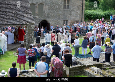 Grindleford Derbyshire, Regno Unito. 9 Luglio, 2017. Centinaia di fedeli provenienti dalla diocesi di Hallam e Nottingham assistere alla Messa presso la Padley annuale pellegrinaggio a Padley cappella. Il pellegrinaggio è iniziato nel 1898 in onore di due sacerdoti cattolici, Nicholas Garlick e Robert Ludlum, che, essendo stati ordinati sacerdoti del continente, commessi di alto tradimento dal ritorno in Inghilterra. Essi sono stati arrestati a Padley Manor ed eseguiti a derby nel 1588. Credito: Giovanni friggitrice/Alamy Live News Foto Stock