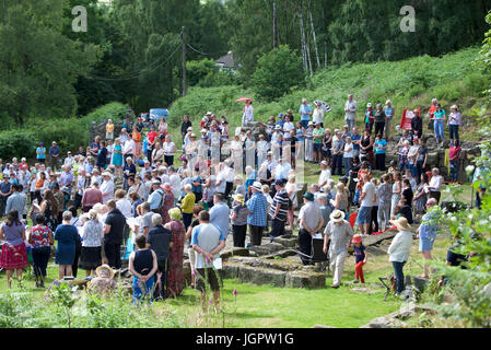 Grindleford Derbyshire, Regno Unito. 9 Luglio, 2017. Centinaia di fedeli provenienti dalla diocesi di Hallam e Nottingham assistere alla Messa presso la Padley annuale pellegrinaggio a Padley cappella. Il pellegrinaggio è iniziato nel 1898 in onore di due sacerdoti cattolici, Nicholas Garlick e Robert Ludlum, che, essendo stati ordinati sacerdoti del continente, commessi di alto tradimento dal ritorno in Inghilterra. Essi sono stati arrestati a Padley Manor ed eseguiti a derby nel 1588. Credito: Giovanni friggitrice/Alamy Live News Foto Stock