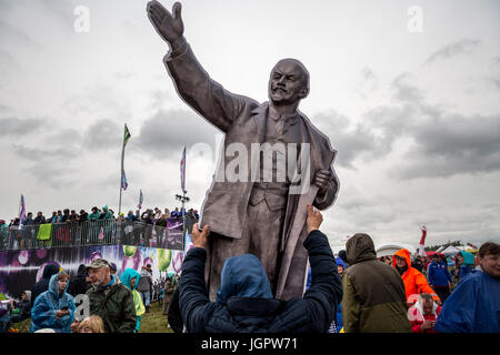 Bolshoye Zavidovo, Russia. 8 lug 2017. Gli spettatori presso il Nashestvie-2017 festival della musica rock nei pressi del villaggio di Bolshoye Zavidovo nella Regione di Tver, Russia Credito: Nikolay Vinokurov/Alamy Live News Foto Stock