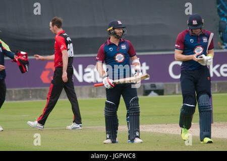 Chester le street, Regno Unito. 09 Luglio, 2017. Northamptonshire batsmen Steven Crook, centro e Rob Keogh lasciando il campo dopo aver vinto contro Durham in la Natwest T20 Blast a Emirates Riverside. Credito: Colin Edwards/Alamy Live News Foto Stock